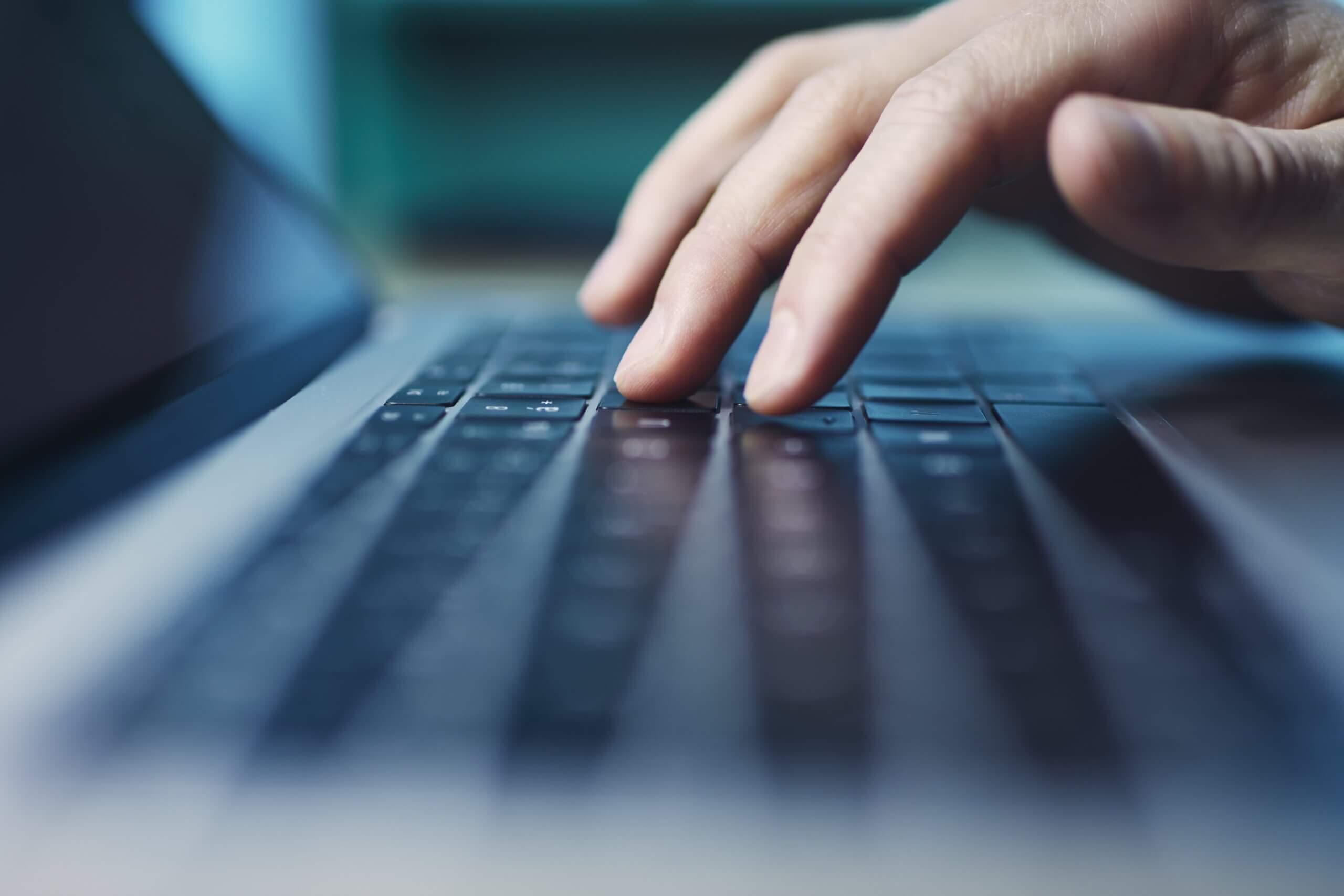 Capa do artigo "Java 8: por que ainda é relevante?", onde conteúdo um notebook em que um mão está em cima do teclado, como se fosse iniciar uma digitação.