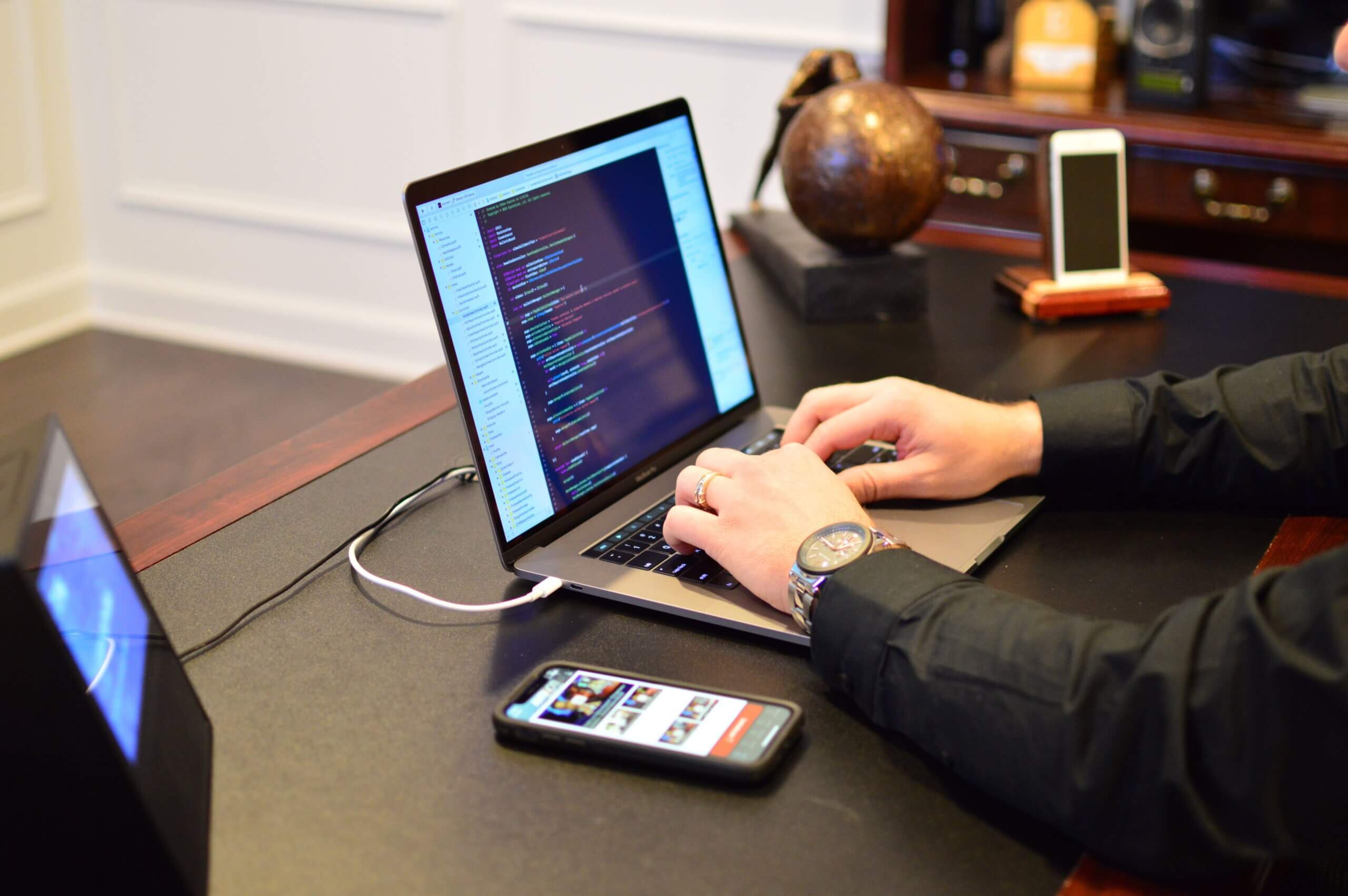 Capa do artigo sobre Plugins do Beagleque mostra uma pessoa branca codando em um laptop com 2 celulares e um tablet ao lado.