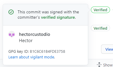 Imagem do site do GitHub em que aparece uma janela de confirmação de que o commit foi assinado e a chave de GPG gerada para criptografar a mensagem. 