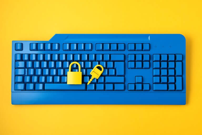 Capa do artigo sobre Spam via botnet em que temos em fundo amarelo vibrante, temos um teclado todo azul. Por cima das teclas do teclado temos um cadeado e chave amarelos.