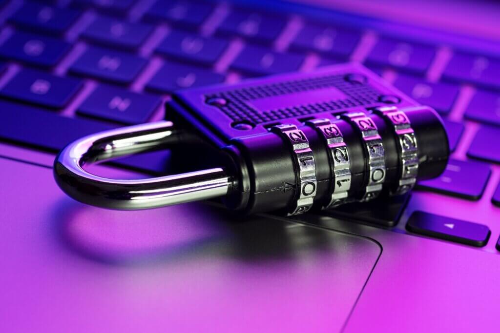 Capa do artigo sobre Security by Design. Na imagem, aparece um cadeado em cima de um teclado, dando a ideia de segurança da informação.