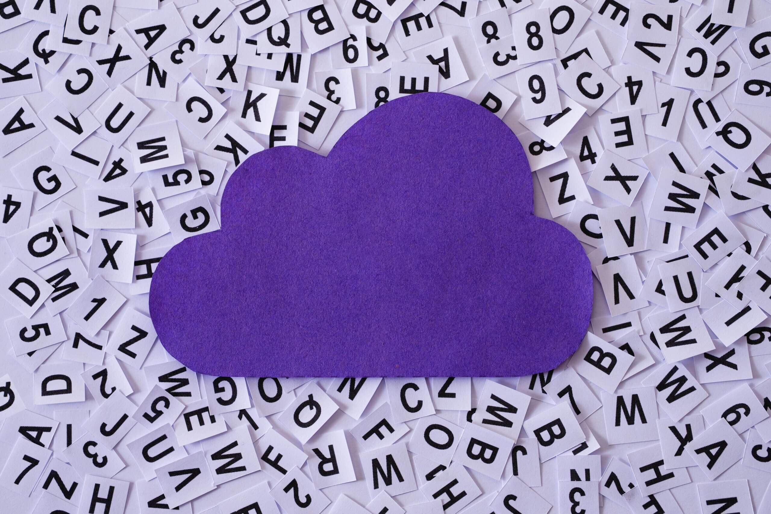 A imagem representa o conteúdo sobre carreira em computação em nuvem, onde encontramos uma nuvem apoiada em diversos quadrados, com letras do alfabeto.