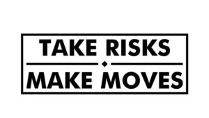 Imagem referente ao conteúdo "5 aprendizados de um engenheiro de machine learning mid-level" com a frase “take risks, make moves” em preto e fundo branco.