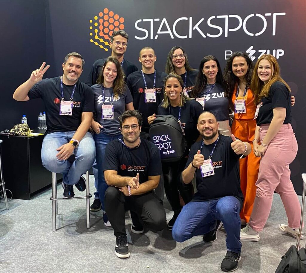 A imagem representa o time que foi escalado para participar das ativações no Web Summit Rio. Eles estão no stand da StackSpot.