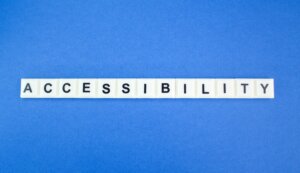 Capa do artigo com a palavra accessibility e fundo azul.